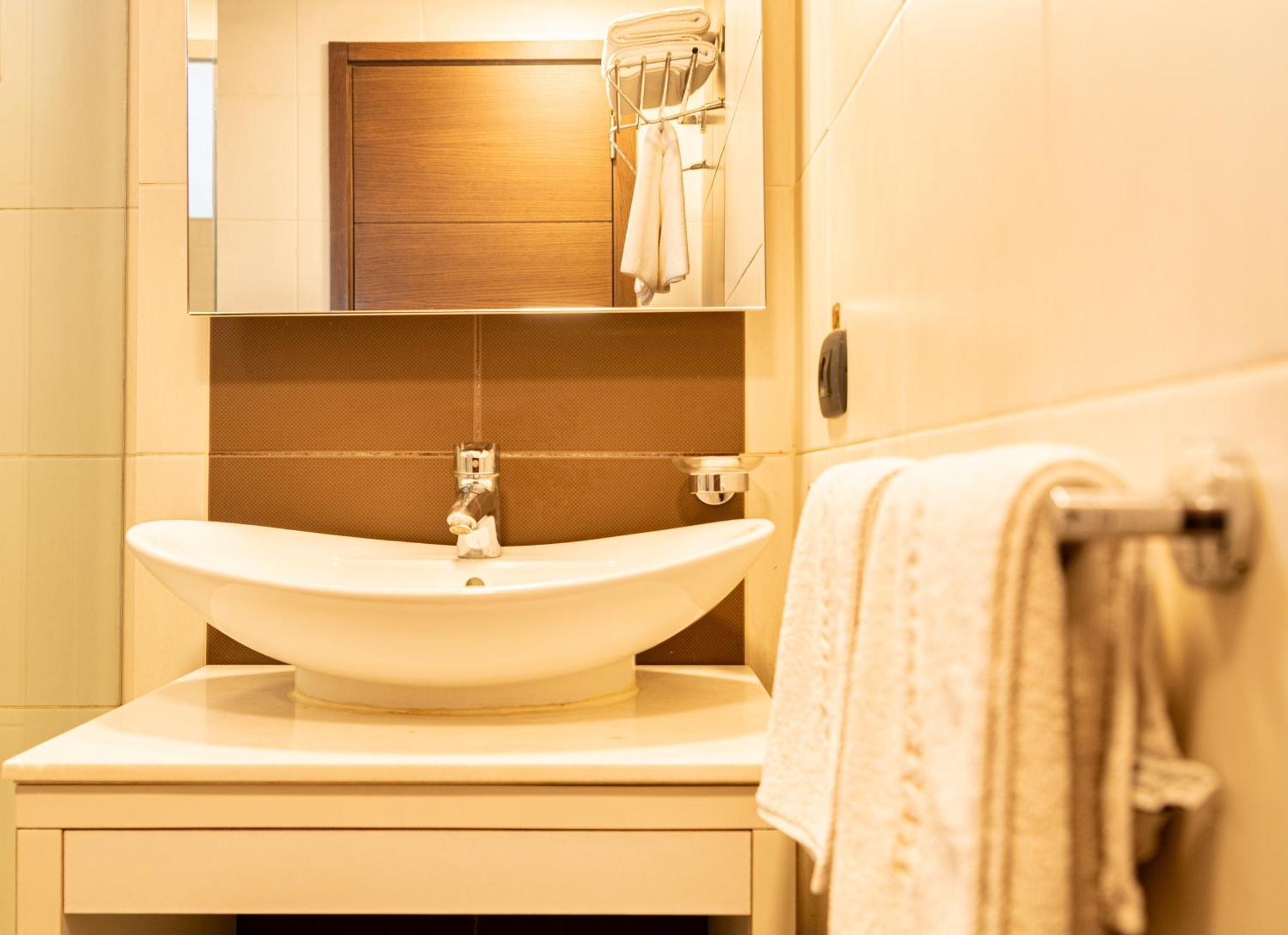Britannia Suites Beirut Esterno foto